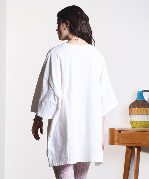 ROSE BUD(ローズバッド)の「(GENE HEAVENS)EMBROIDERY LOGO BIG TEE(Tシャツ/カットソー・レディース・ホワイト/ブラウン・ONE SIZE)」の5枚目の写真