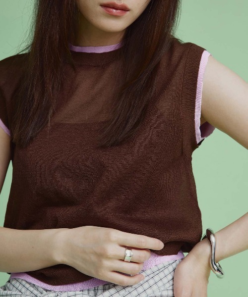 W:Huku(フーク)の「【W:Huku / バイカラーシャイニーニット】シアー ノースリーブ / フレンチスリーブ 袖なし/ Two-Tone Shiny Knit Sleeveless Top(タンクトップ・レディース・オフホワイト/チャコール/ブラウン/オレンジ・FREE)」の4枚目の写真