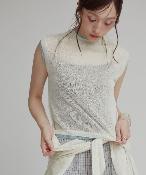 W:Huku(フーク)の「【W:Huku / バイカラーシャイニーニット】シアー ノースリーブ / フレンチスリーブ 袖なし/ Two-Tone Shiny Knit Sleeveless Top(タンクトップ・レディース・オフホワイト/チャコール/ブラウン/オレンジ・FREE)」の2枚目の写真