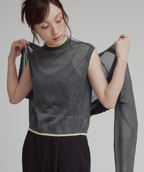 W:Huku(フーク)の「【W:Huku / バイカラーシャイニーニット】シアー ノースリーブ / フレンチスリーブ 袖なし/ Two-Tone Shiny Knit Sleeveless Top(タンクトップ・レディース・オフホワイト/チャコール/ブラウン/オレンジ・FREE)」の3枚目の写真