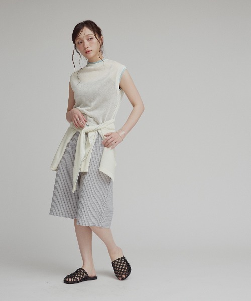 W:Huku(フーク)の「【W:Huku / バイカラーシャイニーニット】シアー ノースリーブ / フレンチスリーブ 袖なし/ Two-Tone Shiny Knit Sleeveless Top(タンクトップ・レディース・オフホワイト/チャコール/ブラウン/オレンジ・FREE)」の11枚目の写真