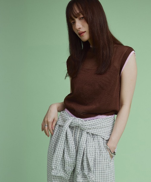 W:Huku(フーク)の「【W:Huku / バイカラーシャイニーニット】シアー ノースリーブ / フレンチスリーブ 袖なし/ Two-Tone Shiny Knit Sleeveless Top(タンクトップ・レディース・オフホワイト/チャコール/ブラウン/オレンジ・FREE)」の6枚目の写真