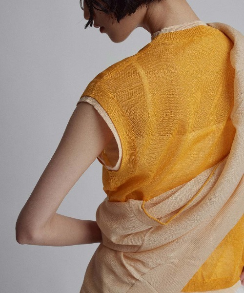 W:Huku(フーク)の「【W:Huku / バイカラーシャイニーニット】シアー ノースリーブ / フレンチスリーブ 袖なし/ Two-Tone Shiny Knit Sleeveless Top(タンクトップ・レディース・オフホワイト/チャコール/ブラウン/オレンジ・FREE)」の9枚目の写真