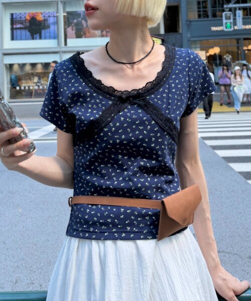 w closet(ダブルクローゼット)の「【花柄/無地】レース使いT 夏服(Tシャツ/カットソー・レディース・アイボリー/ネイビー/オフホワイト/サックスブルー・FREE)」の1枚目の写真