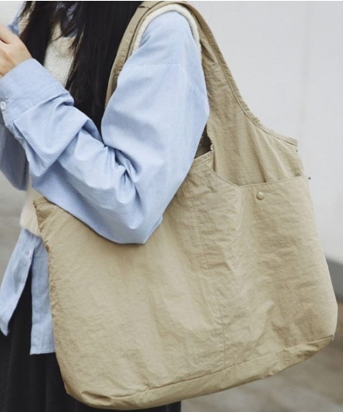LETee(レティー)の「大容量で使いやすい♪毎日使いたくなるシンプルデザイントートバッグ(トートバッグ・レディース・アイボリー/グレー/ベージュ/カーキ/ブラック・FREE)」の4枚目の写真