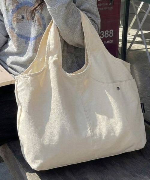 LETee(レティー)の「大容量で使いやすい♪毎日使いたくなるシンプルデザイントートバッグ(トートバッグ・レディース・アイボリー/グレー/ベージュ/カーキ/ブラック・FREE)」の2枚目の写真