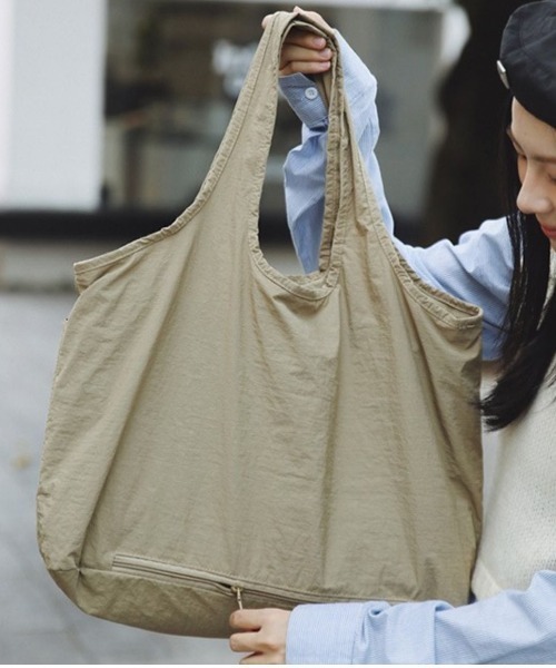 LETee(レティー)の「大容量で使いやすい♪毎日使いたくなるシンプルデザイントートバッグ(トートバッグ・レディース・アイボリー/グレー/ベージュ/カーキ/ブラック・FREE)」の9枚目の写真