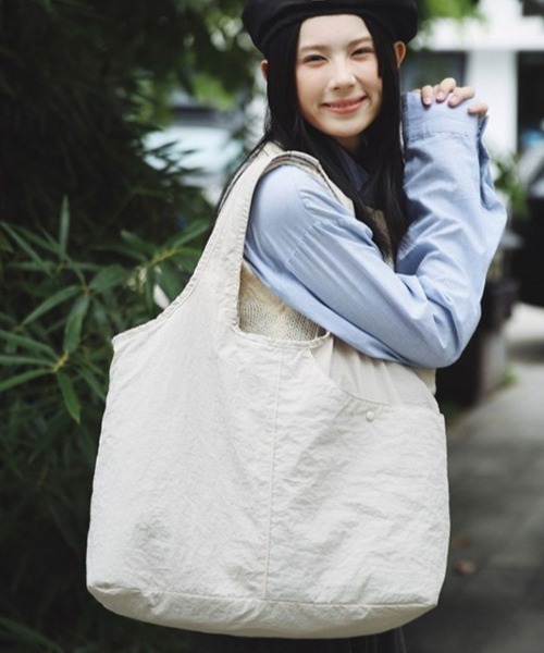 LETee(レティー)の「大容量で使いやすい♪毎日使いたくなるシンプルデザイントートバッグ(トートバッグ・レディース・アイボリー/グレー/ベージュ/カーキ/ブラック・FREE)」の20枚目の写真