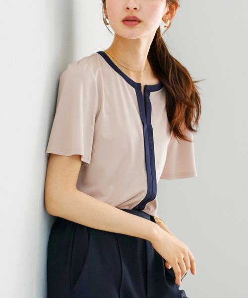 WHITE JOOLA（ホワイトジョーラ）の「【 ラクしてキレイ見え 】 ライトスムースダンボール・配色パイピングブラウス（シャツ/ブラウス・レディース・オフホワイト/ベージュ・L/M/S）」の2枚目の写真