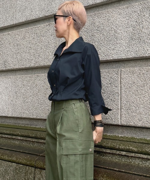 JENNE(ジェンヌ)の「フレンチミリタリータックブラウス(シャツ/ブラウス・レディース・ネイビー/カーキ/ブラック・SMALL/LARGE/MEDIUM)」の19枚目の写真