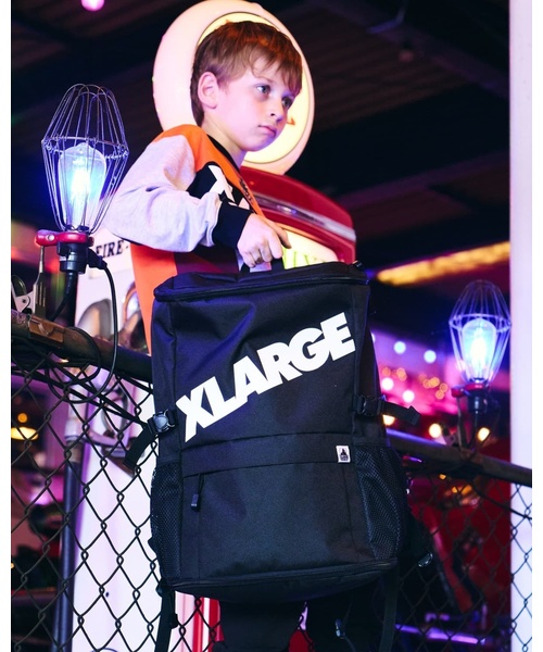 XLARGE KIDS(エクストララージキッズ)の「ロゴスクエアバックパック(バックパック/リュック・キッズ・ブラック・F)」の1枚目の写真