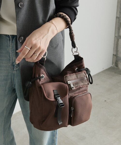ear PAPILLONNER(イアパピヨネ)の「《ouchi企画》メニポケ巾着2WAYショルダーバッグ(ショルダーバッグ・レディース・ブラック/ブラウン・FREE)」の2枚目の写真