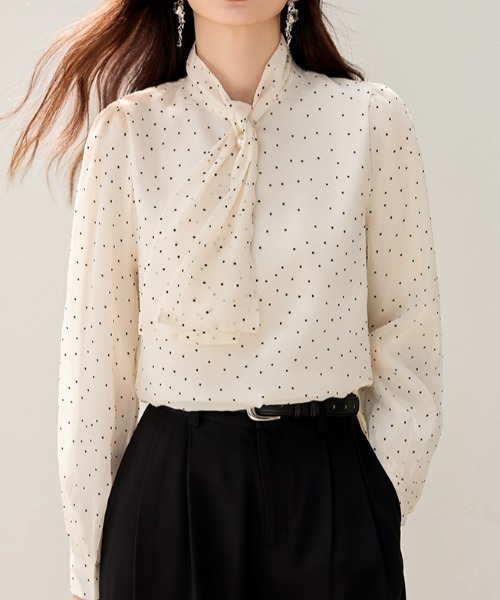 LUCPY(ラクピー)の「ドット柄 ボウタイシフォンブラウス(シャツ/ブラウス・レディース・ホワイト・MEDIUM/SMALL/X-LARGE/LARGE)」の1枚目の写真