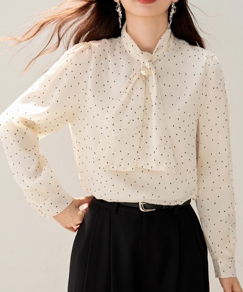 LUCPY(ラクピー)の「ドット柄 ボウタイシフォンブラウス(シャツ/ブラウス・レディース・ホワイト・MEDIUM/SMALL/X-LARGE/LARGE)」の2枚目の写真