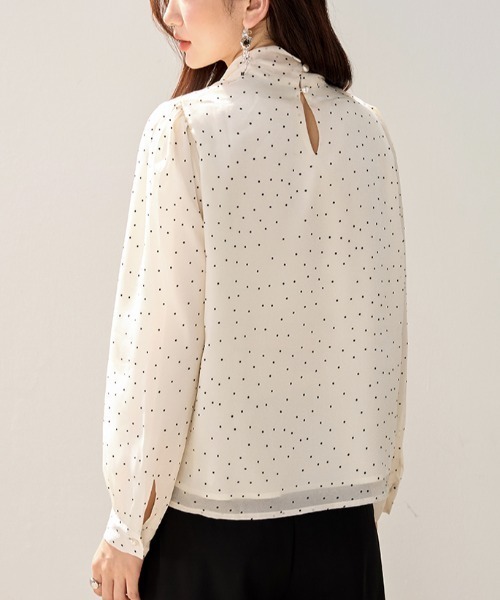 LUCPY(ラクピー)の「ドット柄 ボウタイシフォンブラウス(シャツ/ブラウス・レディース・ホワイト・MEDIUM/SMALL/X-LARGE/LARGE)」の3枚目の写真