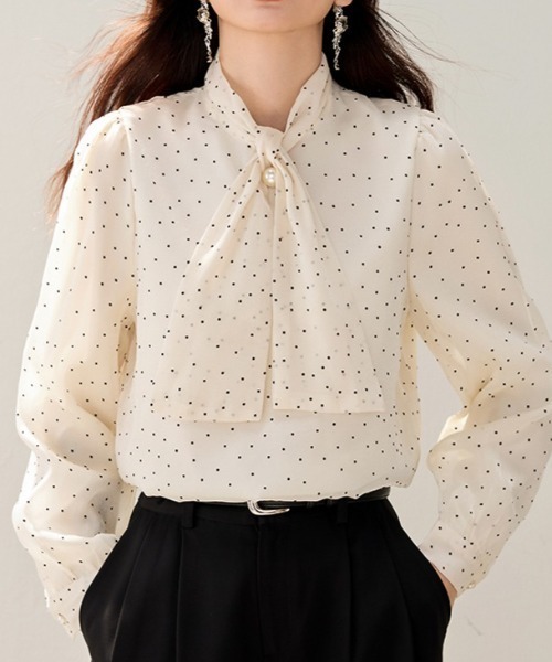 LUCPY(ラクピー)の「ドット柄 ボウタイシフォンブラウス(シャツ/ブラウス・レディース・ホワイト・MEDIUM/SMALL/X-LARGE/LARGE)」の4枚目の写真