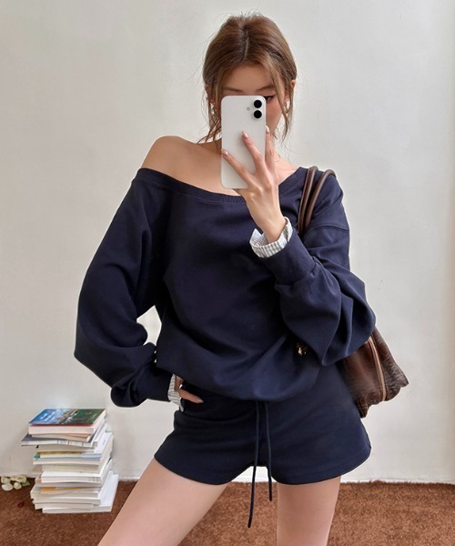 Aelina(エリナ)の「オフショルダートップス&ショートパンツセットアップ(セットアップ・レディース・ベージュ/ダークブルー・M/L)」の1枚目の写真