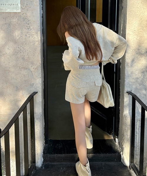 Aelina(エリナ)の「オフショルダートップス&ショートパンツセットアップ(セットアップ・レディース・ベージュ/ダークブルー・M/L)」の22枚目の写真