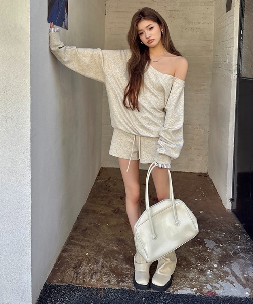 Aelina(エリナ)の「オフショルダートップス&ショートパンツセットアップ(セットアップ・レディース・ベージュ/ダークブルー・M/L)」の21枚目の写真