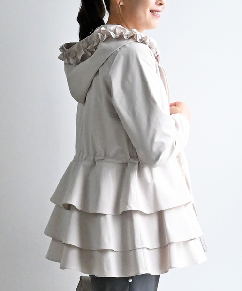 Neige(ネージュ)の「撥水シャカシャカティアードフリルパーカー(その他アウター・レディース・ライトベージュ/ブラック/ネイビー・ONE SIZE)」の3枚目の写真