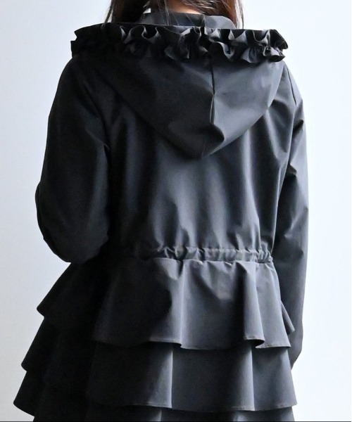 Neige(ネージュ)の「撥水シャカシャカティアードフリルパーカー(その他アウター・レディース・ライトベージュ/ブラック/ネイビー・ONE SIZE)」の9枚目の写真