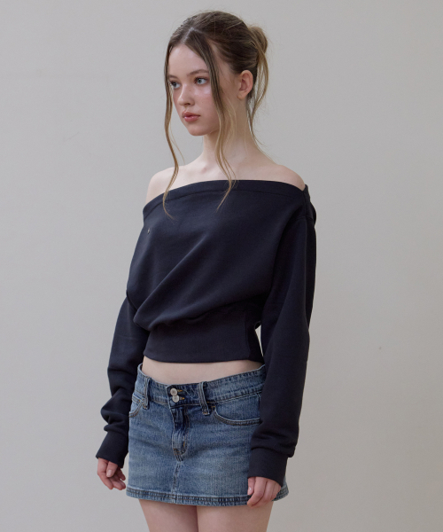 ROSEFRANTZ（ロゼフランツ）の「Crop Off Shoulder Sweatshirt [Charcoal]（スウェット・レディース・チャコールグレー・OS）」の3枚目の写真