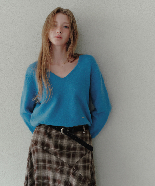 TWEE(トゥウィー)の「CULT Vネック ビビッド長袖ニット(ニット/セーター・レディース・ブルーグリーン/チャコールグレー/ワインレッド/ラベンダー・FREE)」の5枚目の写真