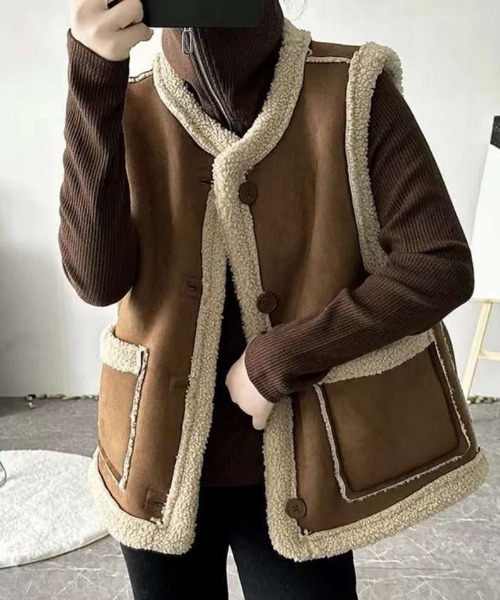 NANEA(ナネア)の「ムートンノーカラーベスト(その他アウター・レディース・ブラウン/ベージュ・LARGE/X-LARGE)」の1枚目の写真
