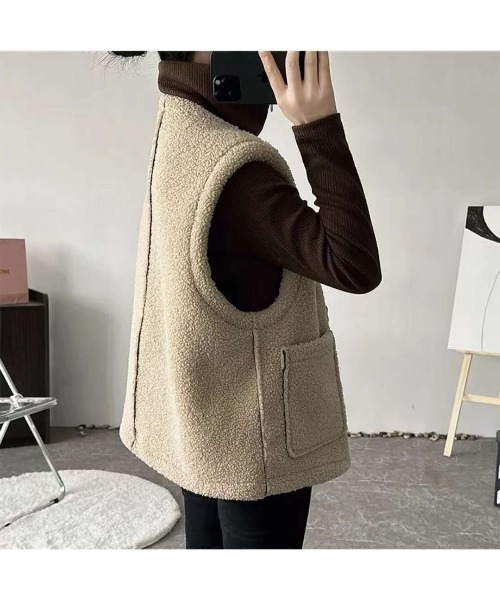 NANEA(ナネア)の「ムートンノーカラーベスト(その他アウター・レディース・ブラウン/ベージュ・LARGE/X-LARGE)」の8枚目の写真