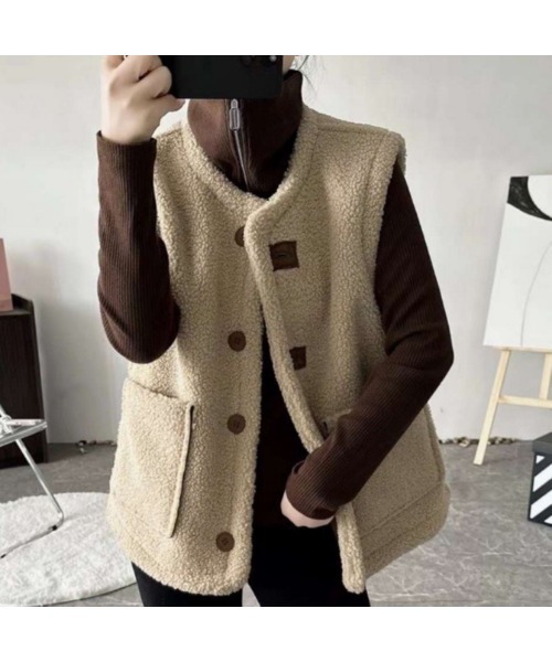 NANEA(ナネア)の「ムートンノーカラーベスト(その他アウター・レディース・ブラウン/ベージュ・LARGE/X-LARGE)」の5枚目の写真
