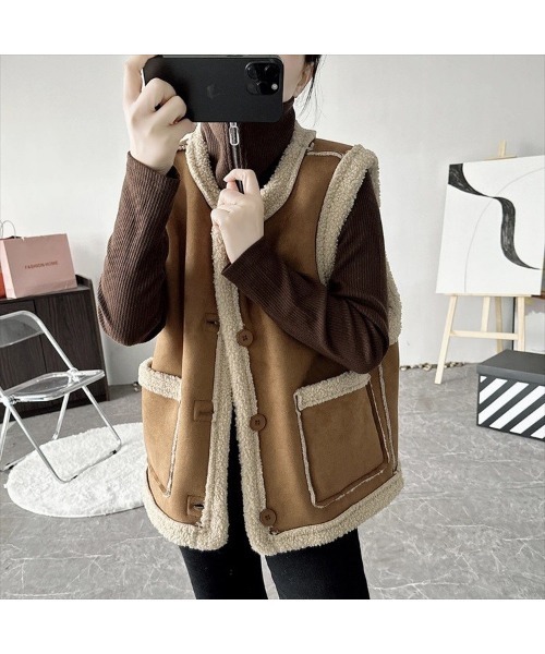 NANEA(ナネア)の「ムートンノーカラーベスト(その他アウター・レディース・ブラウン/ベージュ・LARGE/X-LARGE)」の7枚目の写真
