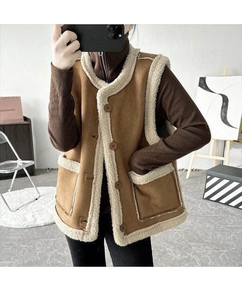 NANEA(ナネア)の「ムートンノーカラーベスト(その他アウター・レディース・ブラウン/ベージュ・LARGE/X-LARGE)」の3枚目の写真