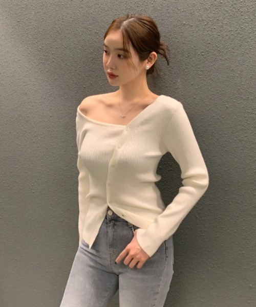 Aelina(エリナ)の「オフショルダー長袖セーター(ニット/セーター・レディース・モカ/ブラック/ピンク/ホワイト・FREE)」の7枚目の写真