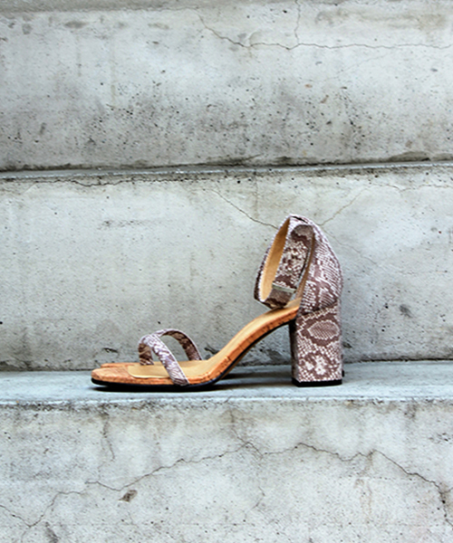 UNITED TOKYO（ユナイテッドトウキョウ）の「ストラップチャンキーヒールサンダル（サンダル・レディース・ライトグレー/レッド/ブラック・1/0/2）」の3枚目の写真