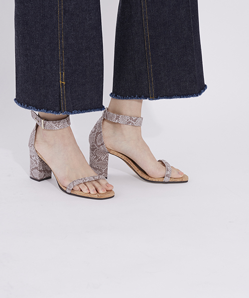 UNITED TOKYO（ユナイテッドトウキョウ）の「ストラップチャンキーヒールサンダル（サンダル・レディース・ライトグレー/レッド/ブラック・1/0/2）」の15枚目の写真