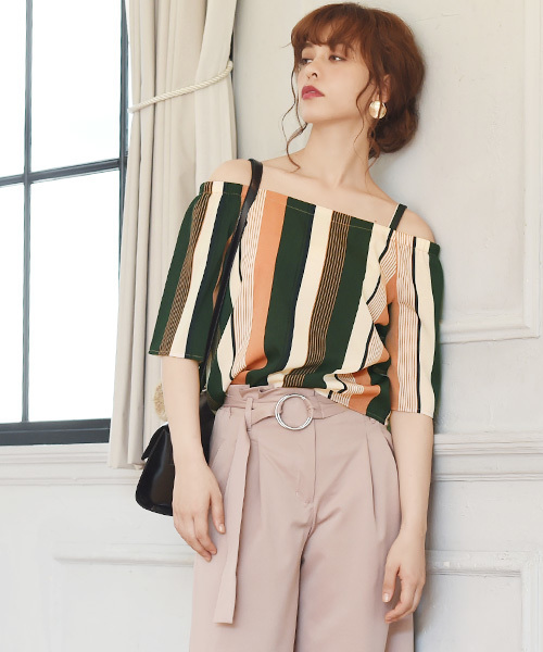 Luz Llena（ラズレナ）の「マルチストライプ柄オフショルトップス（シャツ/ブラウス・レディース・ライトグリーン/ボルドー/グリーン・MEDIUM）」の2枚目の写真