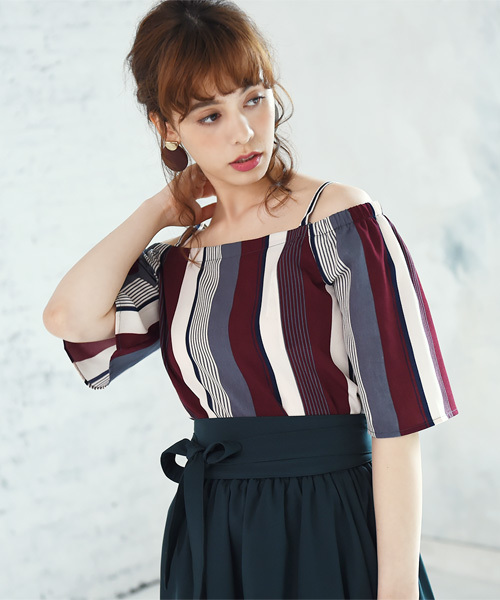 Luz Llena（ラズレナ）の「マルチストライプ柄オフショルトップス（シャツ/ブラウス・レディース・ライトグリーン/ボルドー/グリーン・MEDIUM）」の3枚目の写真
