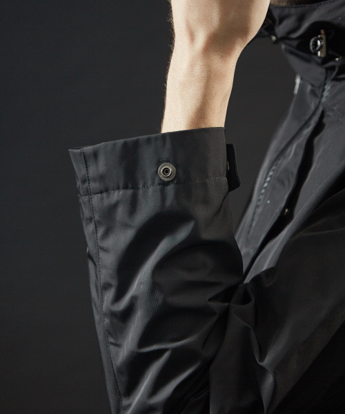 5351 POUR LES HOMMES(ゴーサンゴーイチプールオム)の「メモリー ツイル シーリングブルゾン(マウンテンパーカー・メンズ・ブラック・44/46/48/50)」の7枚目の写真