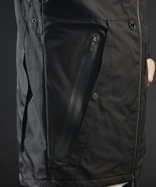 5351 POUR LES HOMMES(ゴーサンゴーイチプールオム)の「メモリー ツイル シーリングブルゾン(マウンテンパーカー・メンズ・ブラック・44/46/48/50)」の12枚目の写真