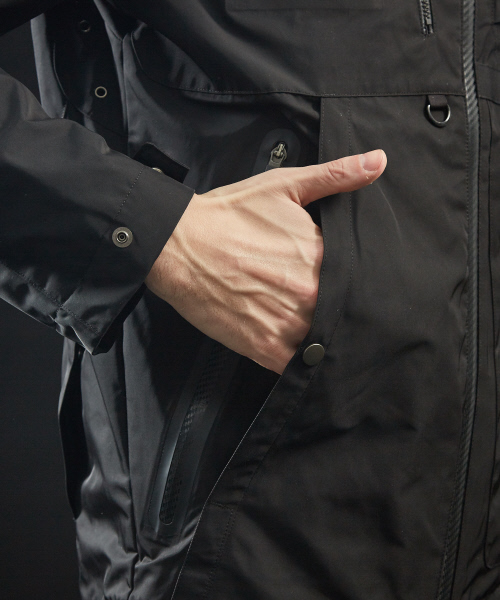 5351 POUR LES HOMMES(ゴーサンゴーイチプールオム)の「メモリー ツイル シーリングブルゾン(マウンテンパーカー・メンズ・ブラック・44/46/48/50)」の13枚目の写真