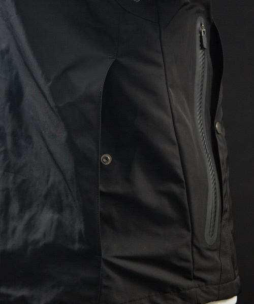 5351 POUR LES HOMMES(ゴーサンゴーイチプールオム)の「メモリー ツイル シーリングブルゾン(マウンテンパーカー・メンズ・ブラック・44/46/48/50)」の14枚目の写真