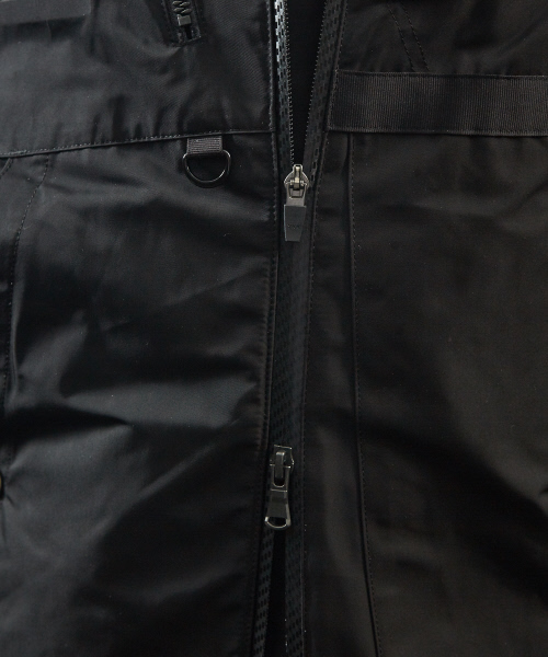 5351 POUR LES HOMMES(ゴーサンゴーイチプールオム)の「メモリー ツイル シーリングブルゾン(マウンテンパーカー・メンズ・ブラック・44/46/48/50)」の17枚目の写真