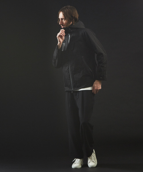 5351 POUR LES HOMMES(ゴーサンゴーイチプールオム)の「メモリー ツイル シーリングブルゾン(マウンテンパーカー・メンズ・ブラック・44/46/48/50)」の18枚目の写真