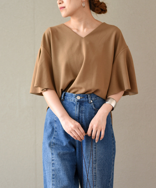 LHELBIE(レルビエ)の「バックフリルハーフスリーブVネックプルオーバー(Tシャツ/カットソー・レディース・ブラック/オフホワイト/キャメル/ワイン・M)」の2枚目の写真