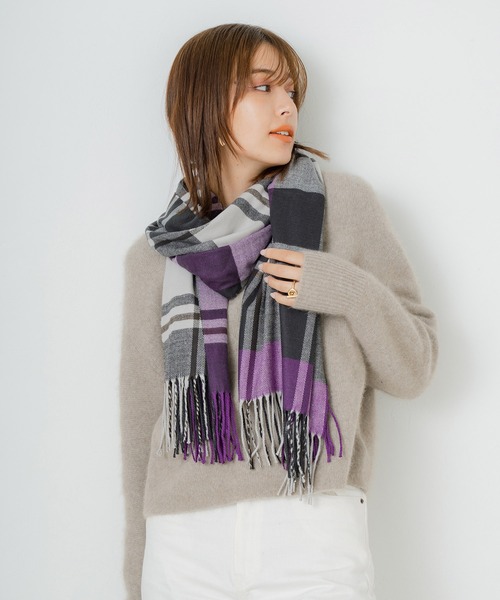 macocca（マコッカ）の「カシミヤタッチ アクリル大判ストール チェック柄（ストール/ショール・レディース・ブラック/ベージュ/ネイビー/グレー/レッド/ブルー/アイボリー/モカ/ホワイト×ブラック/ブラウン系その他/スモークピンク/コーラルピンク/イエロー/ライトベージュ/ターコイズブルー/ライトブラウン/ライトグレー/パープル/グレー×サックスブルー/グリーン/レッド系その他/グレー系その他・FREE）」の17枚目の写真