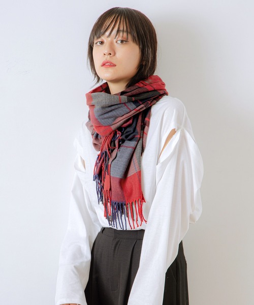macocca（マコッカ）の「カシミヤタッチ アクリル大判ストール チェック柄（ストール/ショール・レディース・ブラック/ベージュ/ネイビー/グレー/レッド/ブルー/アイボリー/モカ/ホワイト×ブラック/ブラウン系その他/スモークピンク/コーラルピンク/イエロー/ライトベージュ/ターコイズブルー/ライトブラウン/ライトグレー/パープル/グレー×サックスブルー/グリーン/レッド系その他/グレー系その他・FREE）」の21枚目の写真