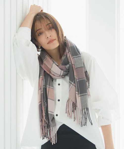 macocca（マコッカ）の「カシミヤタッチ アクリル大判ストール チェック柄（ストール/ショール・レディース・ブラック/ベージュ/ネイビー/グレー/レッド/ブルー/アイボリー/モカ/ホワイト×ブラック/ブラウン系その他/スモークピンク/コーラルピンク/イエロー/ライトベージュ/ターコイズブルー/ライトブラウン/ライトグレー/パープル/グレー×サックスブルー/グリーン/レッド系その他/グレー系その他・FREE）」の19枚目の写真
