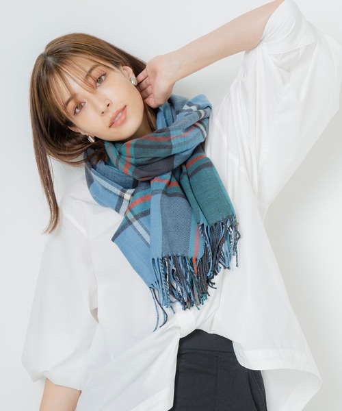 macocca（マコッカ）の「カシミヤタッチ アクリル大判ストール チェック柄（ストール/ショール・レディース・ブラック/ベージュ/ネイビー/グレー/レッド/ブルー/アイボリー/モカ/ホワイト×ブラック/ブラウン系その他/スモークピンク/コーラルピンク/イエロー/ライトベージュ/ターコイズブルー/ライトブラウン/ライトグレー/パープル/グレー×サックスブルー/グリーン/レッド系その他/グレー系その他・FREE）」の15枚目の写真