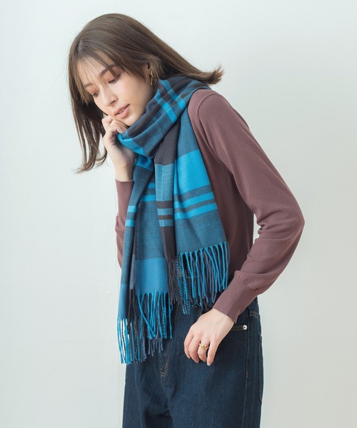 macocca（マコッカ）の「カシミヤタッチ アクリル大判ストール チェック柄（ストール/ショール・レディース・ブラック/ベージュ/ネイビー/グレー/レッド/ブルー/アイボリー/モカ/ホワイト×ブラック/ブラウン系その他/スモークピンク/コーラルピンク/イエロー/ライトベージュ/ターコイズブルー/ライトブラウン/ライトグレー/パープル/グレー×サックスブルー/グリーン/レッド系その他/グレー系その他・FREE）」の16枚目の写真