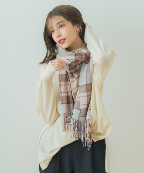 macocca（マコッカ）の「カシミヤタッチ アクリル大判ストール チェック柄（ストール/ショール・レディース・ブラック/ベージュ/ネイビー/グレー/レッド/ブルー/アイボリー/モカ/ホワイト×ブラック/ブラウン系その他/スモークピンク/コーラルピンク/イエロー/ライトベージュ/ターコイズブルー/ライトブラウン/ライトグレー/パープル/グレー×サックスブルー/グリーン/レッド系その他/グレー系その他・FREE）」の9枚目の写真